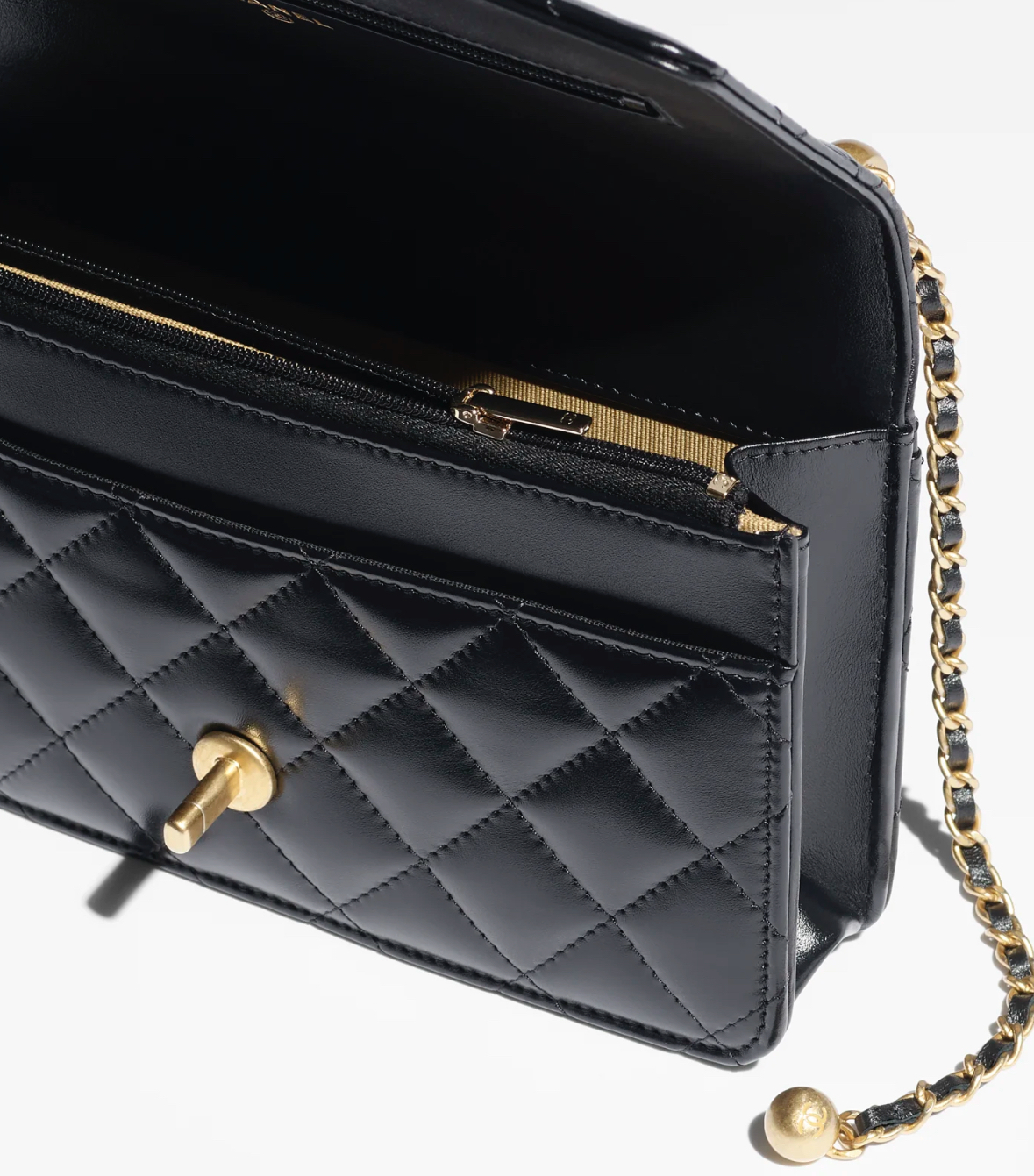 《一つは持っておきたい定番アイテム》CHANELチェーンウォレット