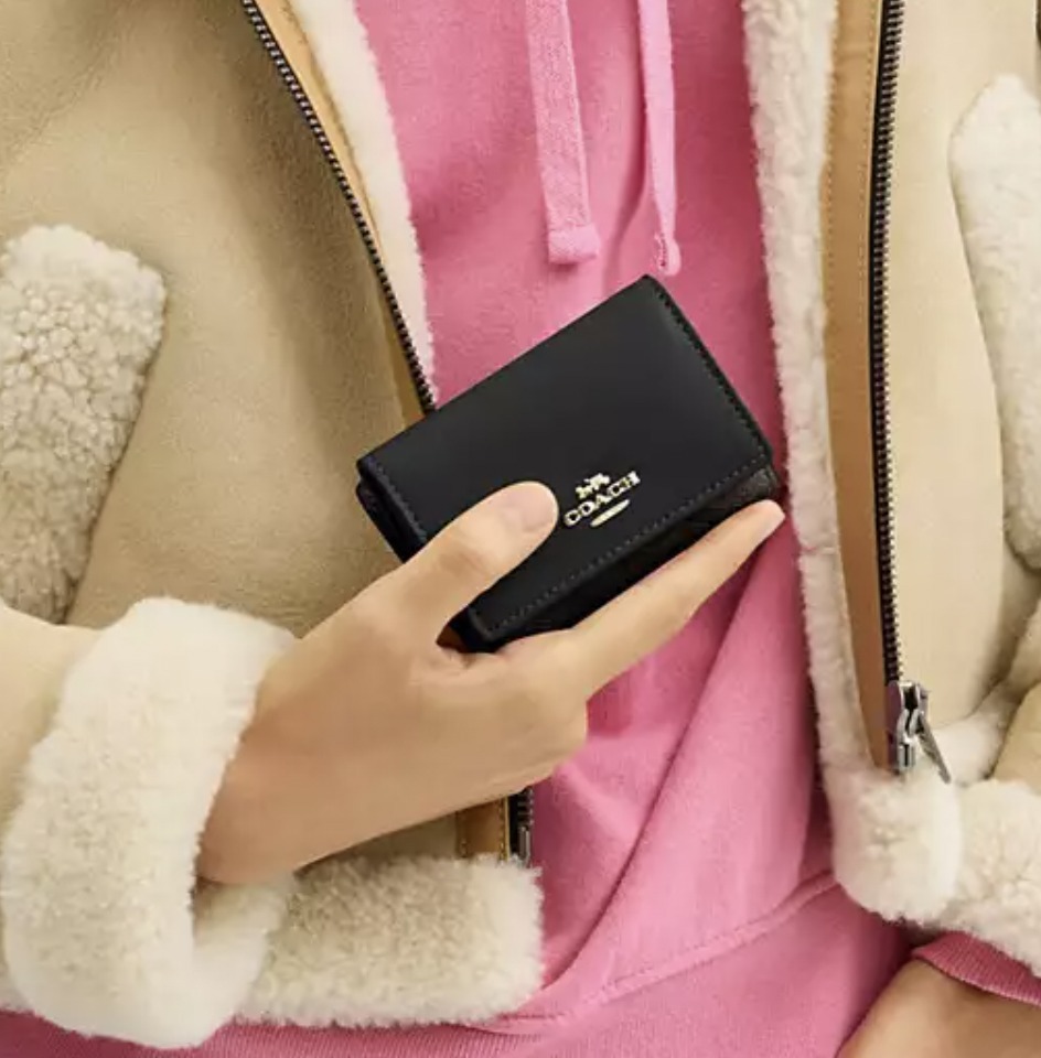 すぐに届く！\"COACH\"マイクロウォレットシグネチャーキャンバス