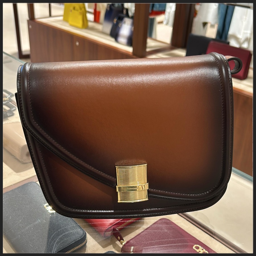 直営店Ferragamo☆フィアンマ レザー クロスボディバッグ
