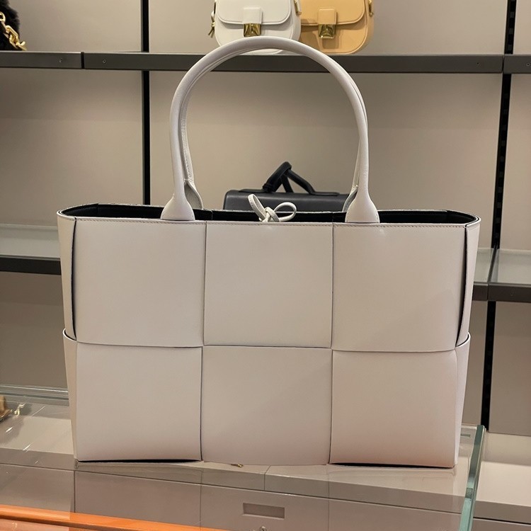 直営店☆BOTTEGA VENETA☆ARCO MEDIUM ロゴ レザー トートバッグ
