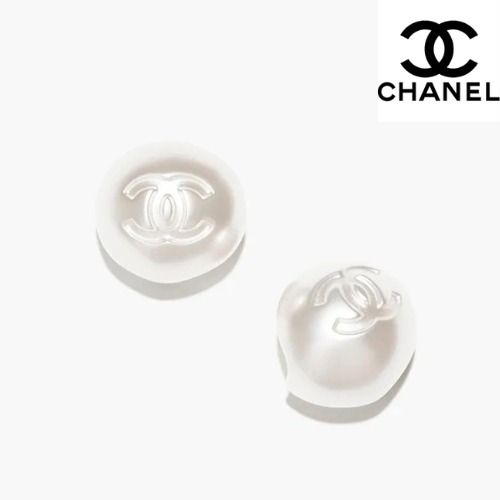 **大胆ホワイトパールで華やかに**【CHANEL】 ピアス