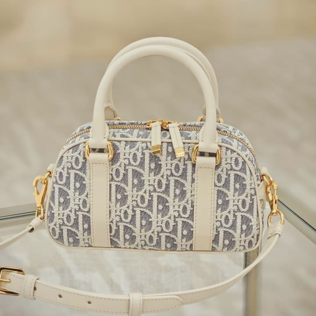 【新作 身軽におでかけ】Dior ナノバッグEast-West 新作 身軽におでかけ】Dior ナノバッグEast-West Ω ハンドバッグ