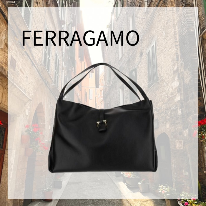 FERRAGAMO レザーショルダーバッグ