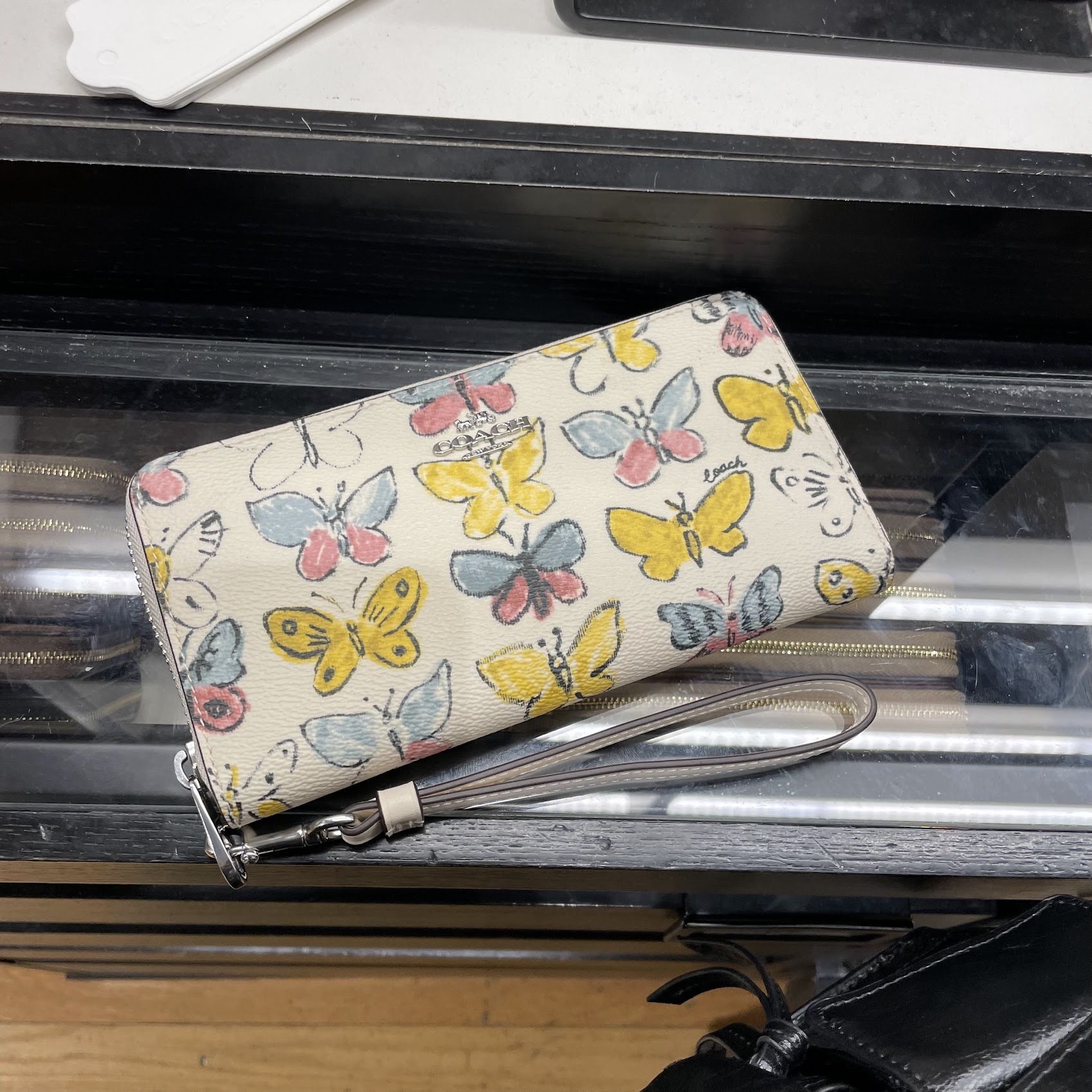 新作 COACH◆ストラップ付 ジップ ウォレット・バタフライ CAO82