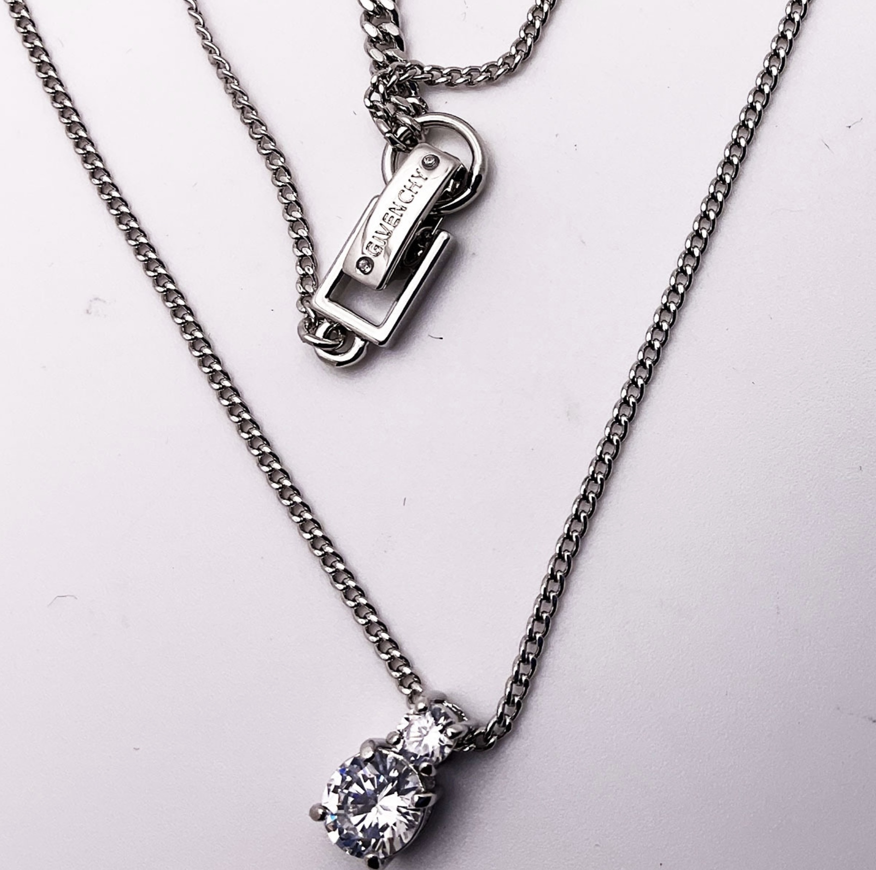 ネックレス・チョーカー Givenchy Crystal Pendant Necklace