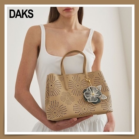 ★DAKS★ FLOWER CHLOE Beige Flower Punching Leather Tote Bag
