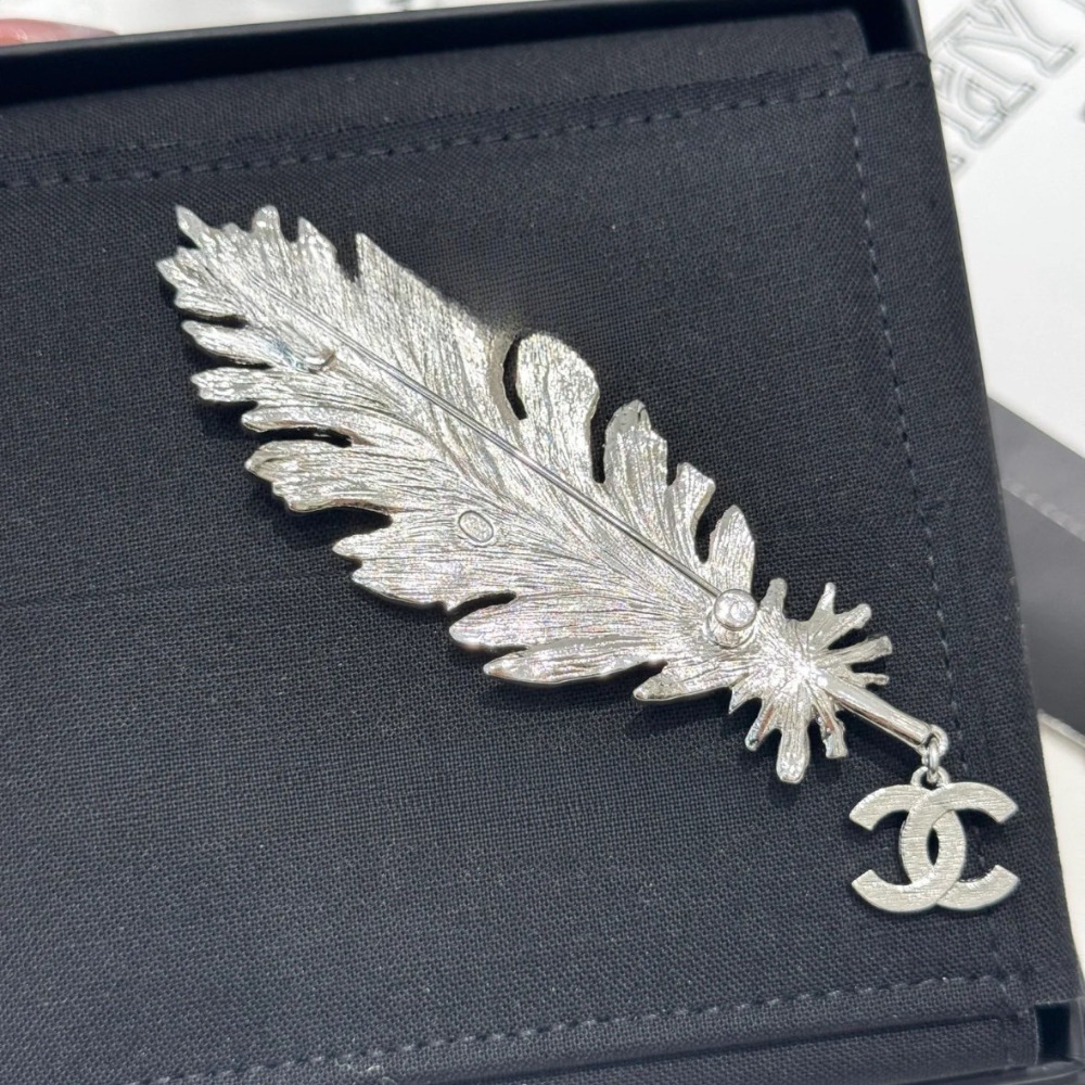 【25SS☆軽やかにきらめく】CHANEL フェザーモチーフ ブローチ 25SS☆軽やかにきらめく】CHANEL フェザーモチーフ ブローチ
