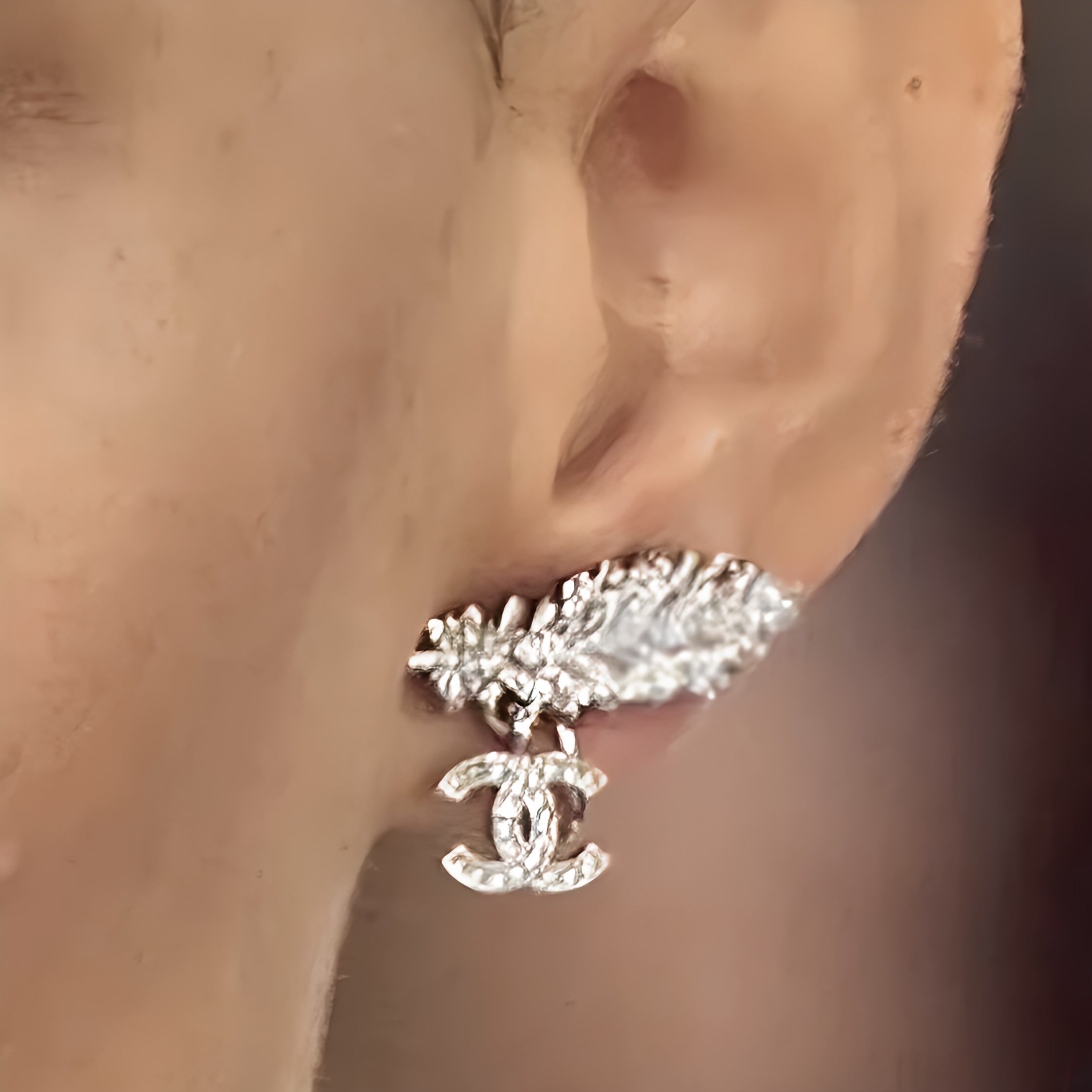 《羽のデザインでエレガントな印象に♪》25S限定★CHANEL ピアス