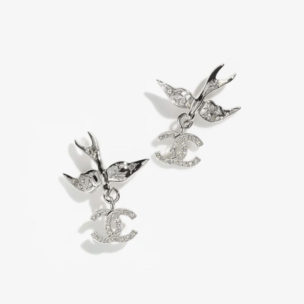 《幸せを呼ぶ鳥と揺れるロゴチャーム♪》25S限定★CHANEL ピアス