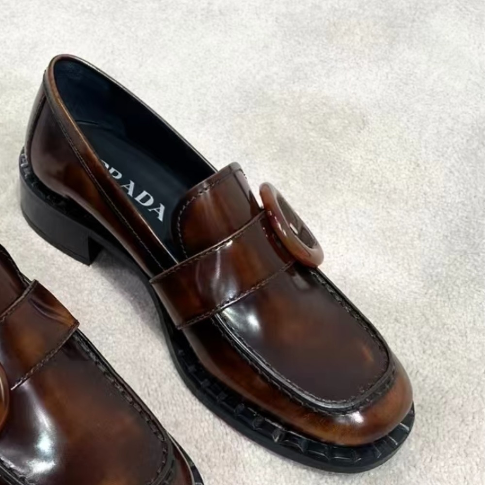 《上品でエレガント》【PRADA】ブラッシュドレザーローファー