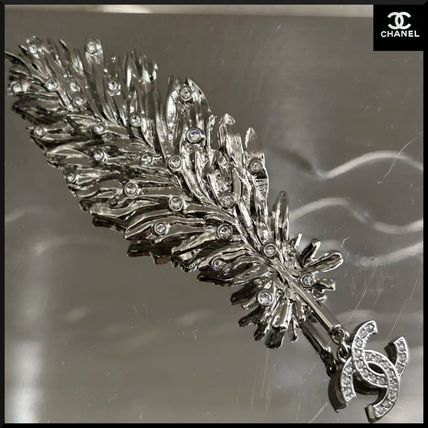 【胸元にカジュアルなアクセント♡】CHANEL ブローチ CHANEL シャネル ブローチ メタル、ストラス&コスチュームパール