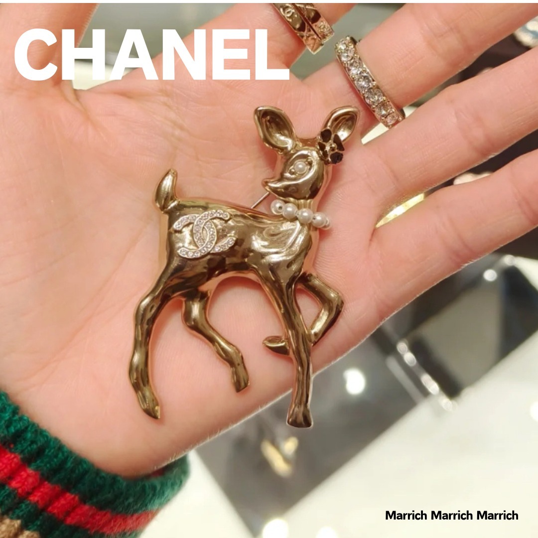 CHANEL《可愛い♡バンビ》 ロゴ ブローチ
