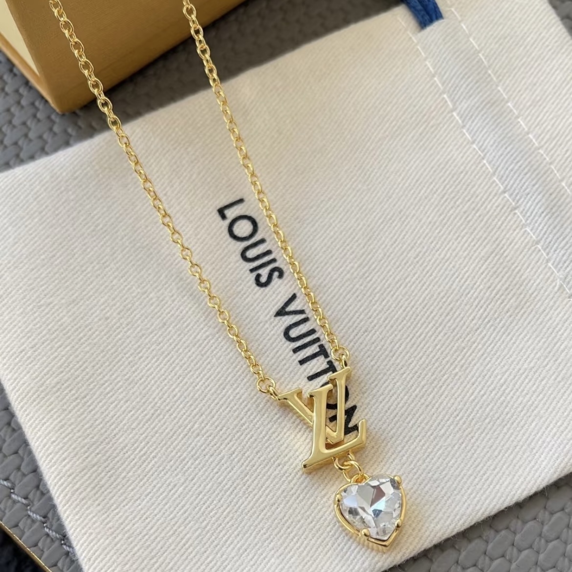 可愛い♪》Louis Vuitton ネックレス LV アイコニック ハート