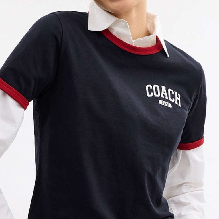 【COACH】スポーティ シグネチャー クラシック 70'S Tシャツ 公式】コーチアウトレット | スポーティ シグネチャー