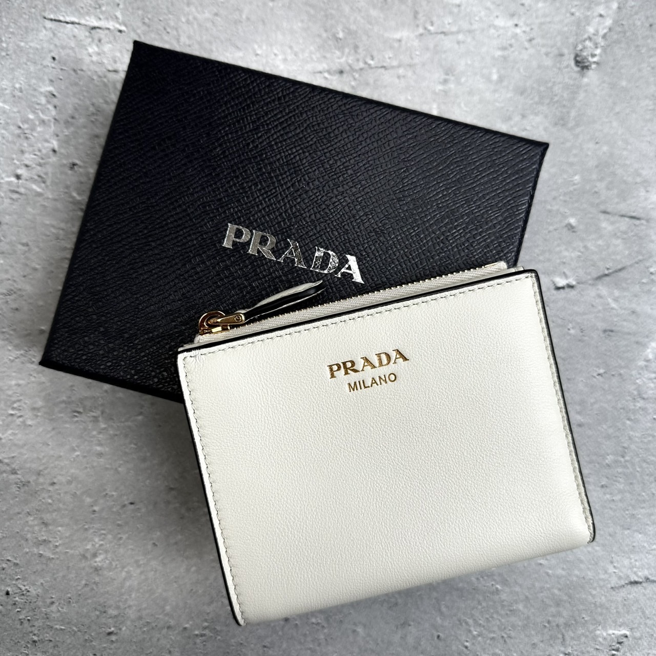 PRADA ロゴ レザー 二つ折り財布