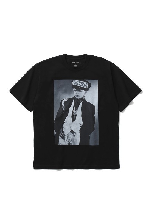 StrayKids愛用《NEIGHBORHOOD》OUTRAGE Graphic print S/S TEE.