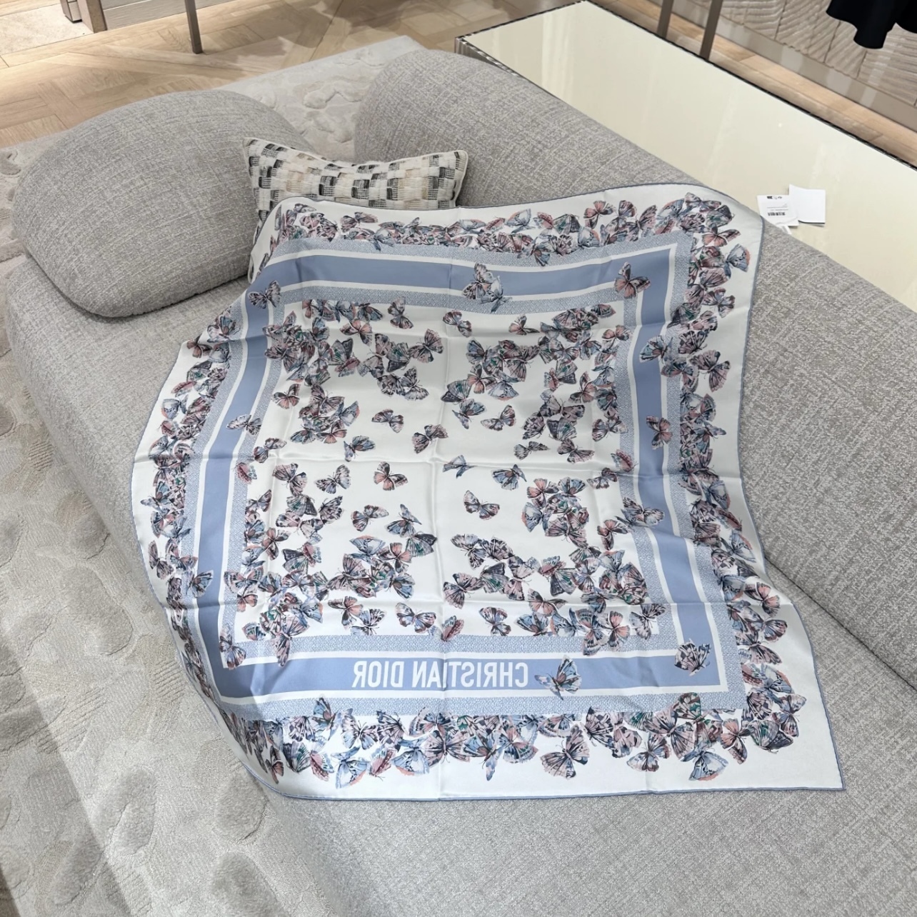 【色々アレンジできる】Dior Camo Papillon 90 スクエアスカーフ 色々アレンジできる】Dior Camo Papillon 90 スクエアスカーフ