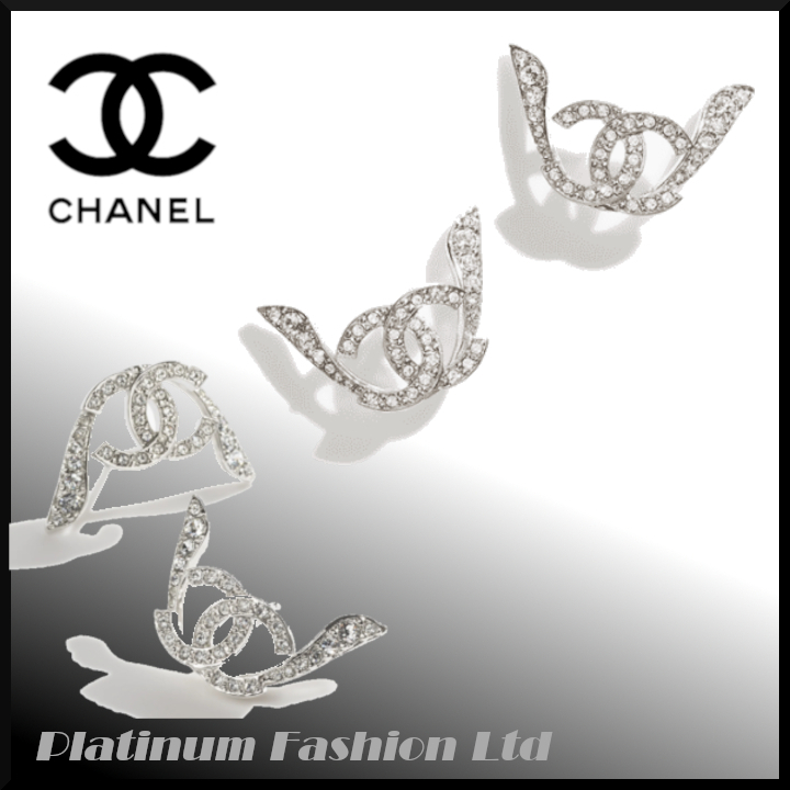 キラめく羽根デザイン♪【CHANEL】25SS CCロゴ ピアス