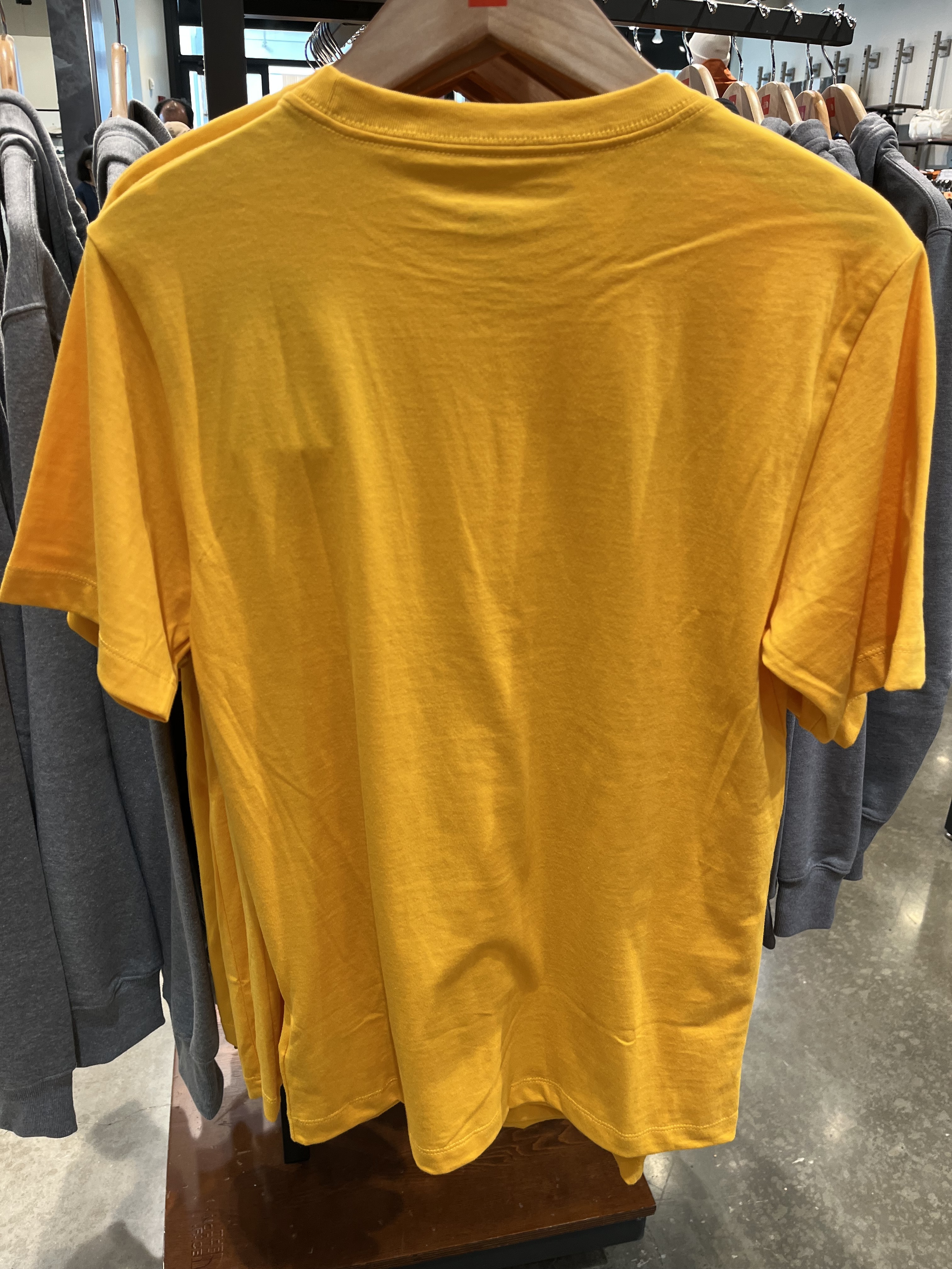 ハワイ限定 North Face ユニセックス半袖Tシャツ黄 Honoluluロゴ