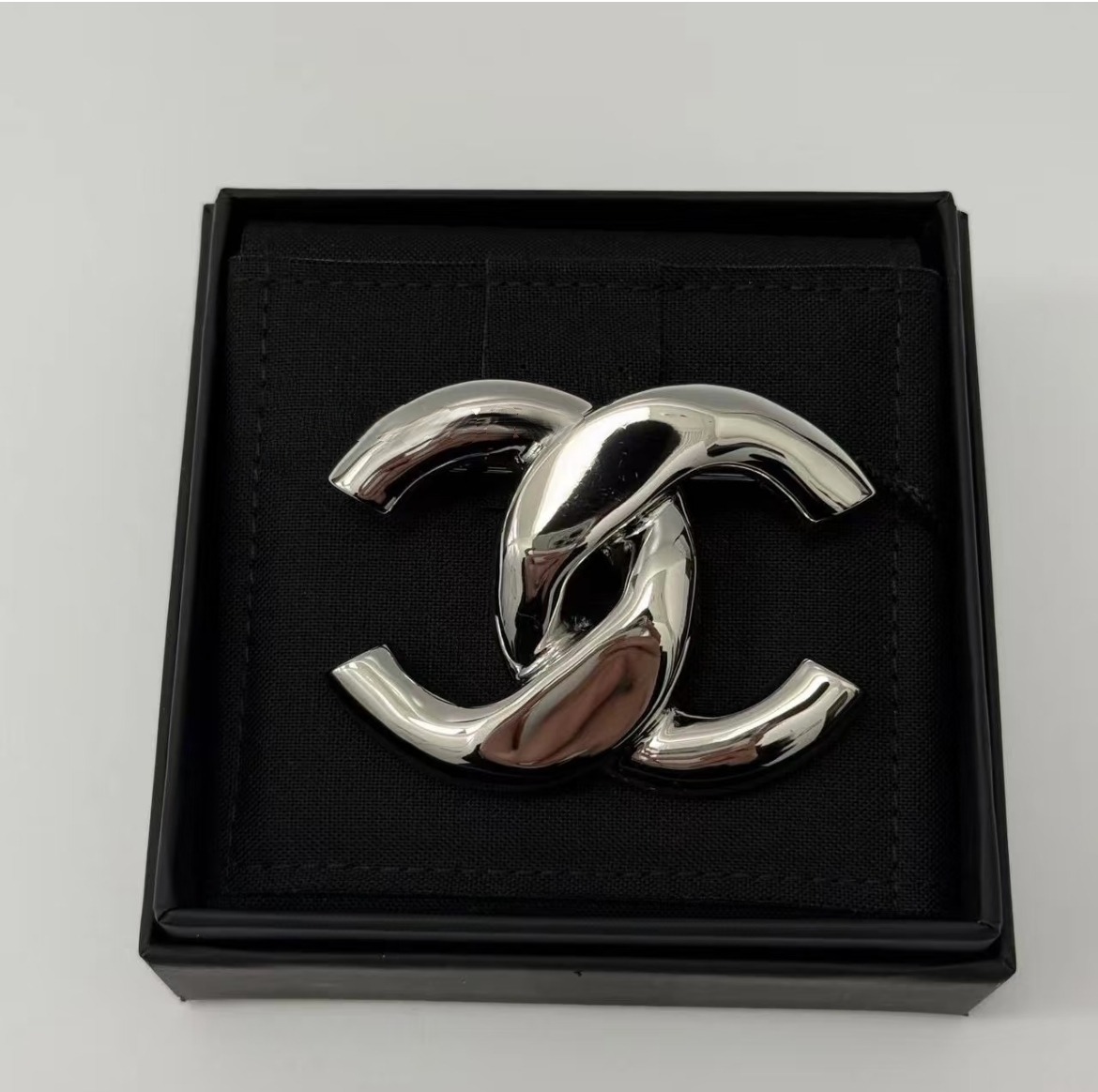 【CHANEL】 ブラックで高級感溢れる存在感♪ CCロゴ ブローチ 着けるだけで高級感溢れる♪】シャネル CCマークブローチ