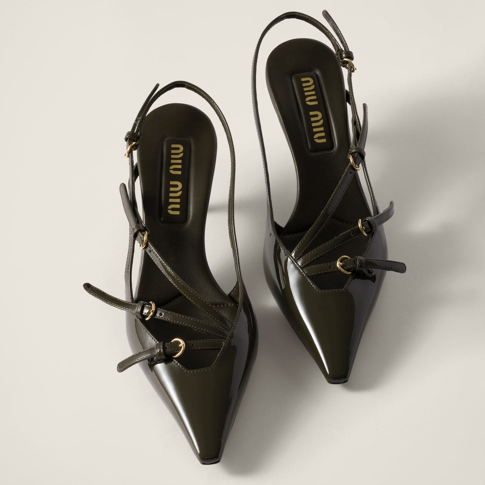 MIUMIU バックル付きパテントレザーのスリングバック