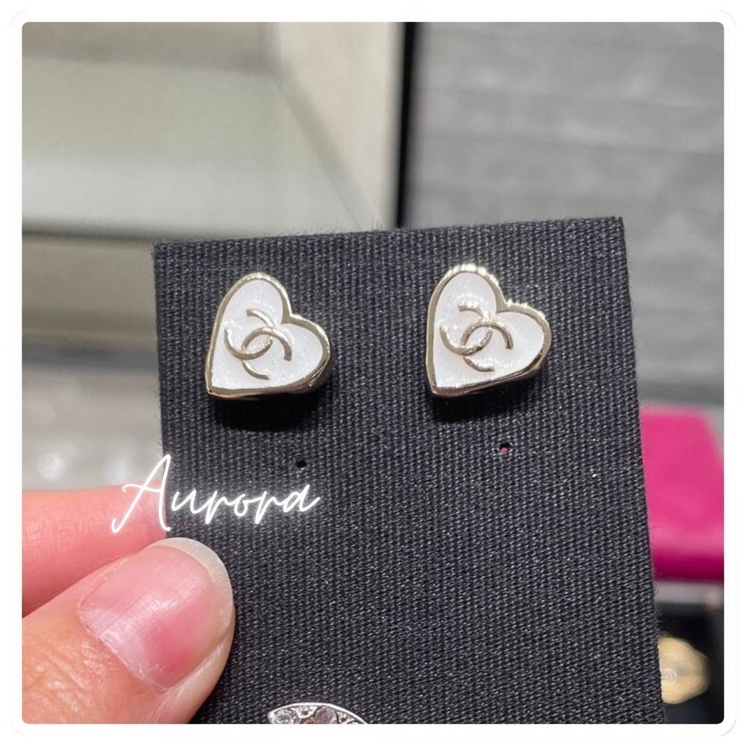 可愛い子はマスト♡_CHANEL_ピアス_CCロゴ_ハート_白