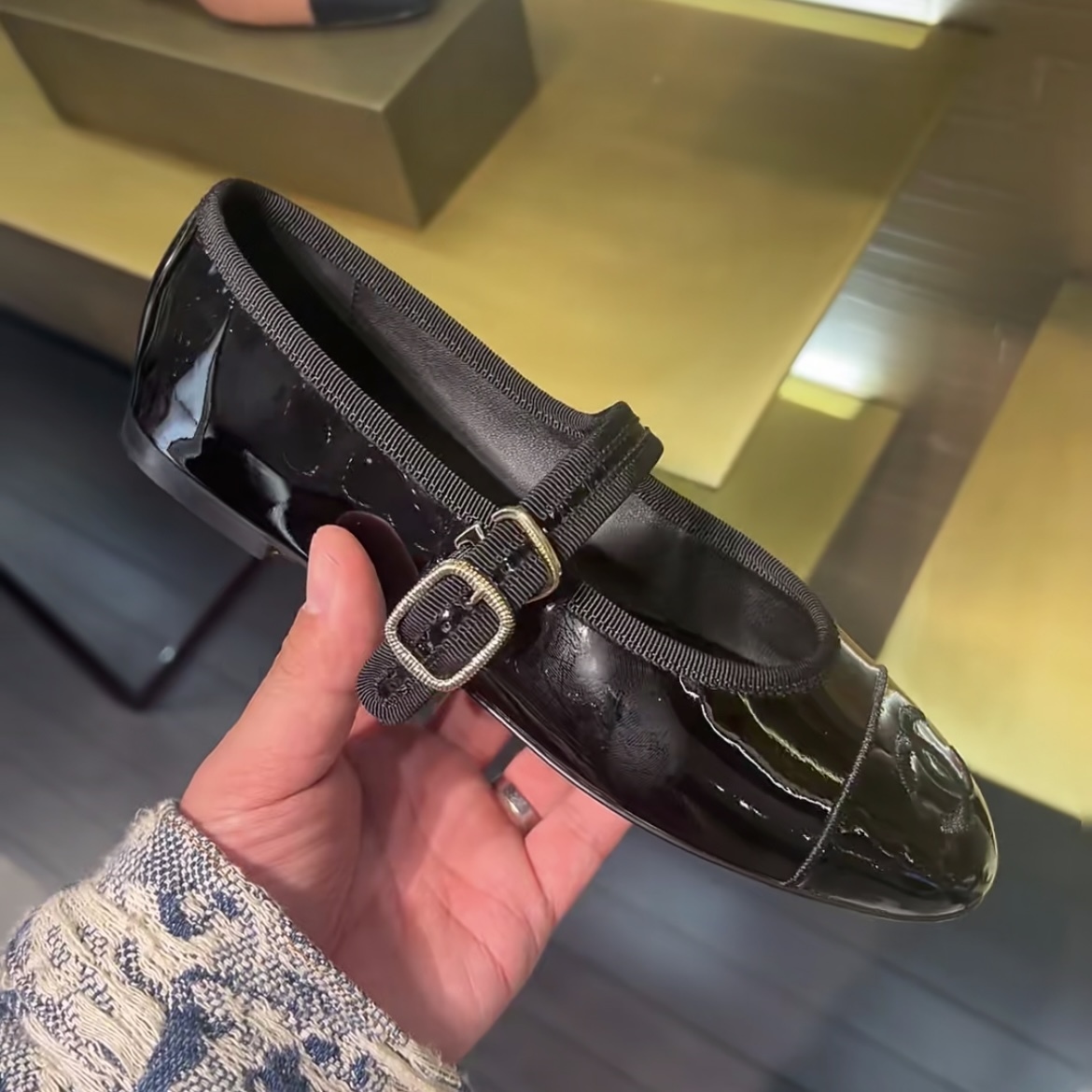 《高級感溢れる光沢感♪》25S限定★CHANEL メリージェーン