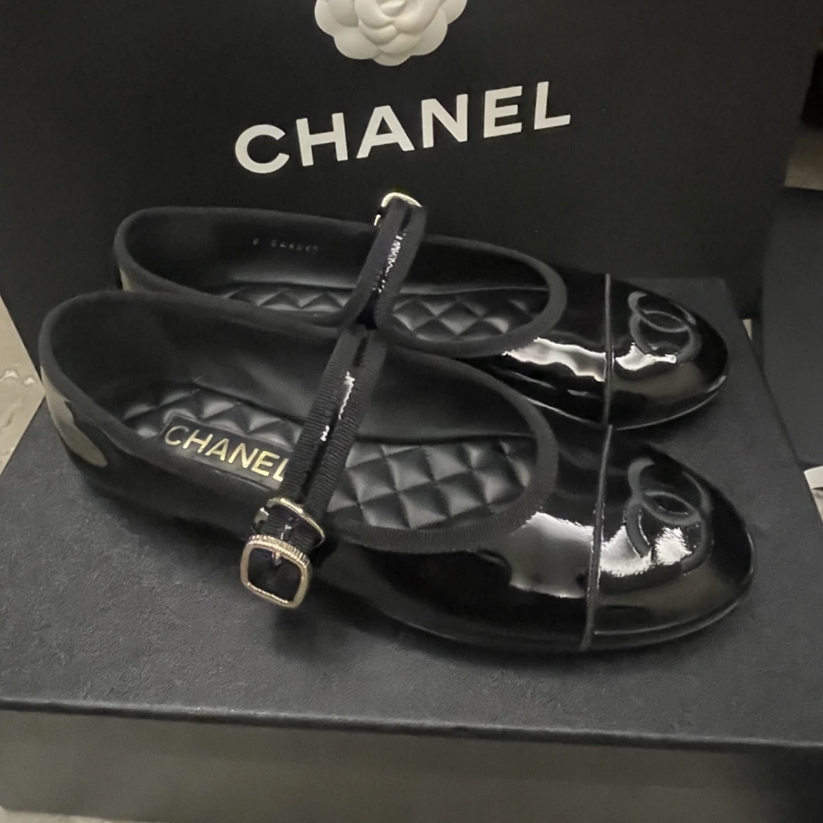 《高級感溢れる光沢感♪》25S限定★CHANEL メリージェーン