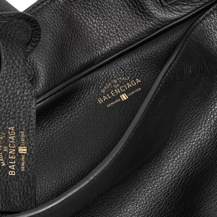 【横長バックでおしゃれ!】Balenciaga Carrie ミディアム レザー 横長バックでおしゃれ!】Balenciaga Carrie ミディアム レザー