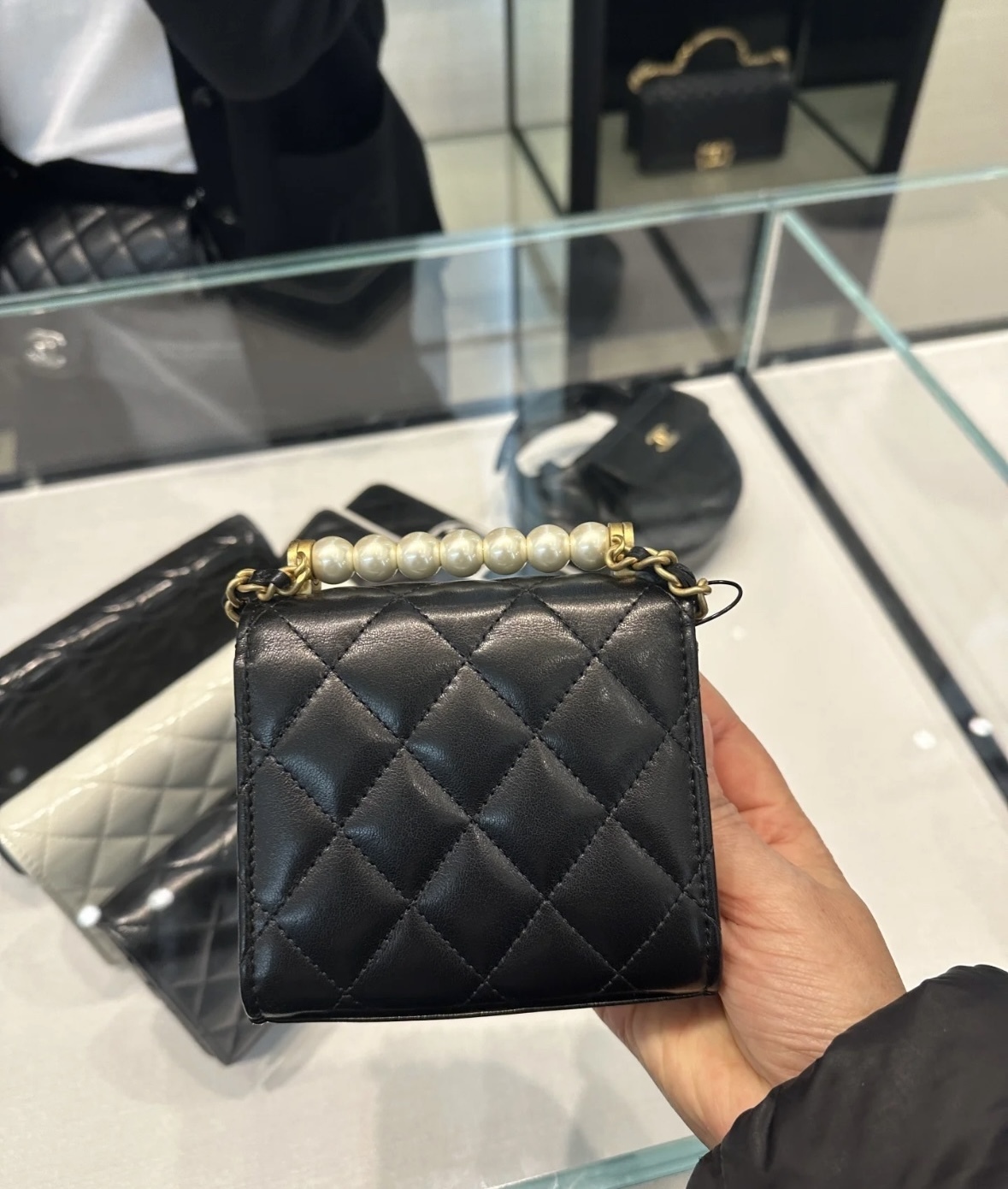 【CHANEL】ハンドルパールが可愛い♪ チェーン クラッチ CHANEL】ハンドルパールが可愛い♪ チェーン クラッチ