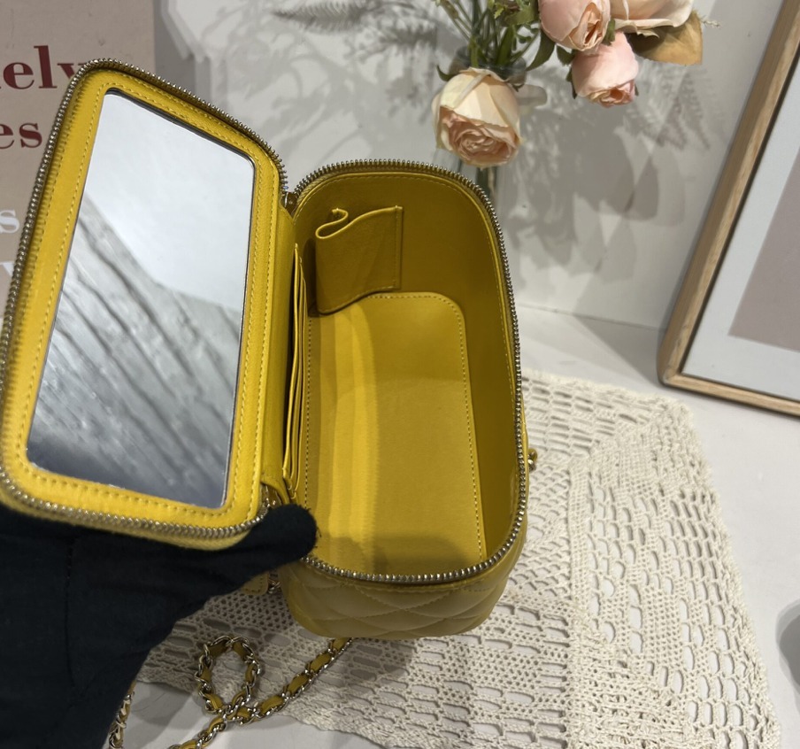 VINTAGE シャネル トップハンドル バニティーバッグ イエロー VINTAGE シャネル トップハンドル バニティーバッグ イエロー