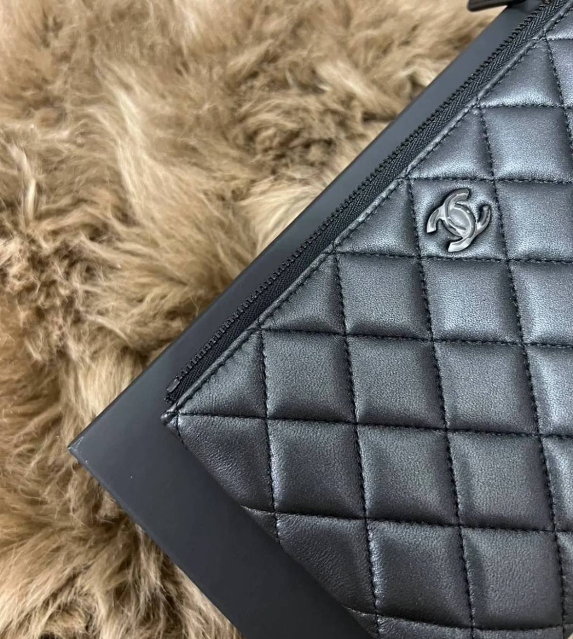 希少♪ 店頭入荷情報あり【CHANEL】多機能ポーチ ユニセックス
