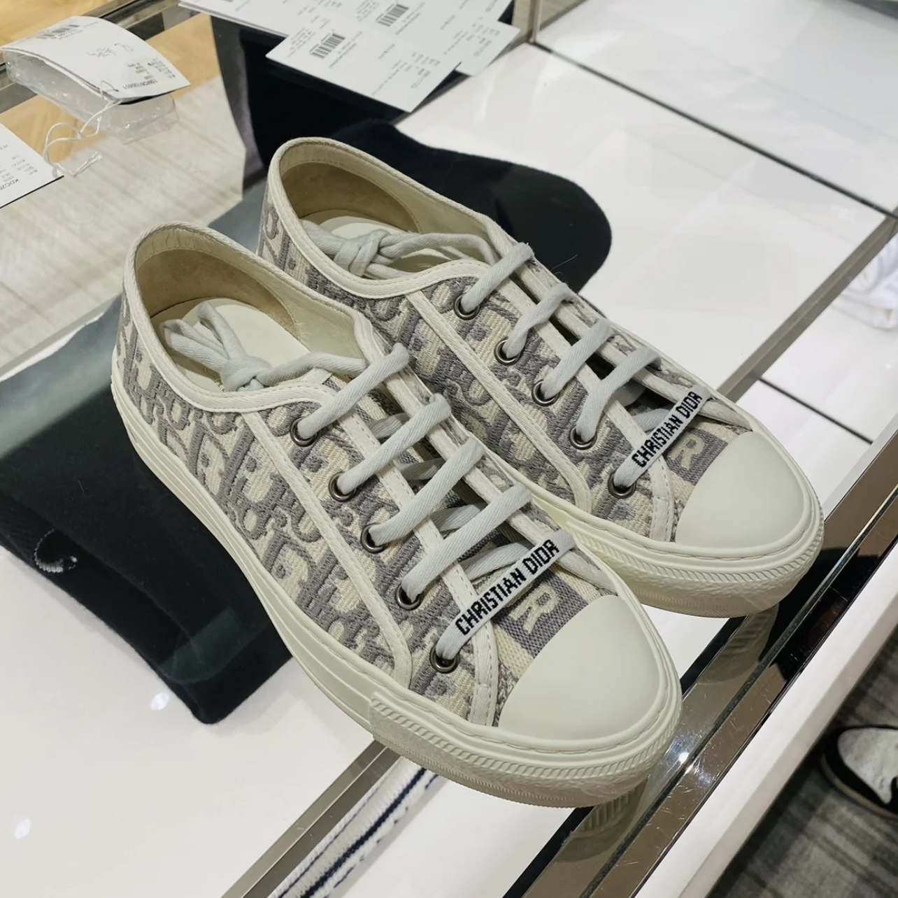 【合わせやすくポイントに☆】Dior Walk'n'Dior スニーカー