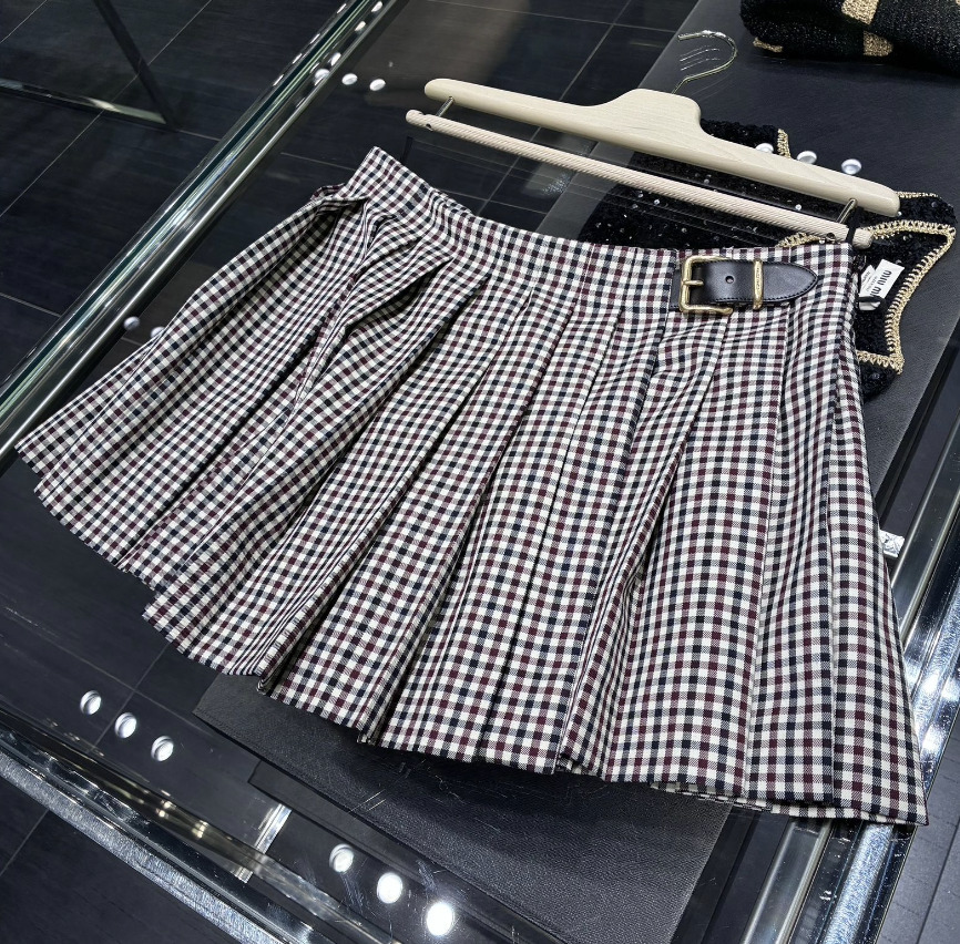 【VIPセール！後ロゴ】MIUMIU（ミュウミュウ）プリーツスカート