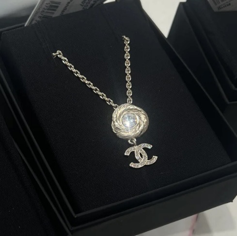 羽モチーフの中に輝くストラス 揺れるCCマーク CHANELネックレス