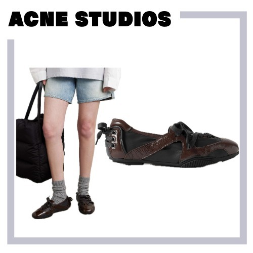 [ACNE STUDIOS]スムースレザーとパテントレザーのスニーカー