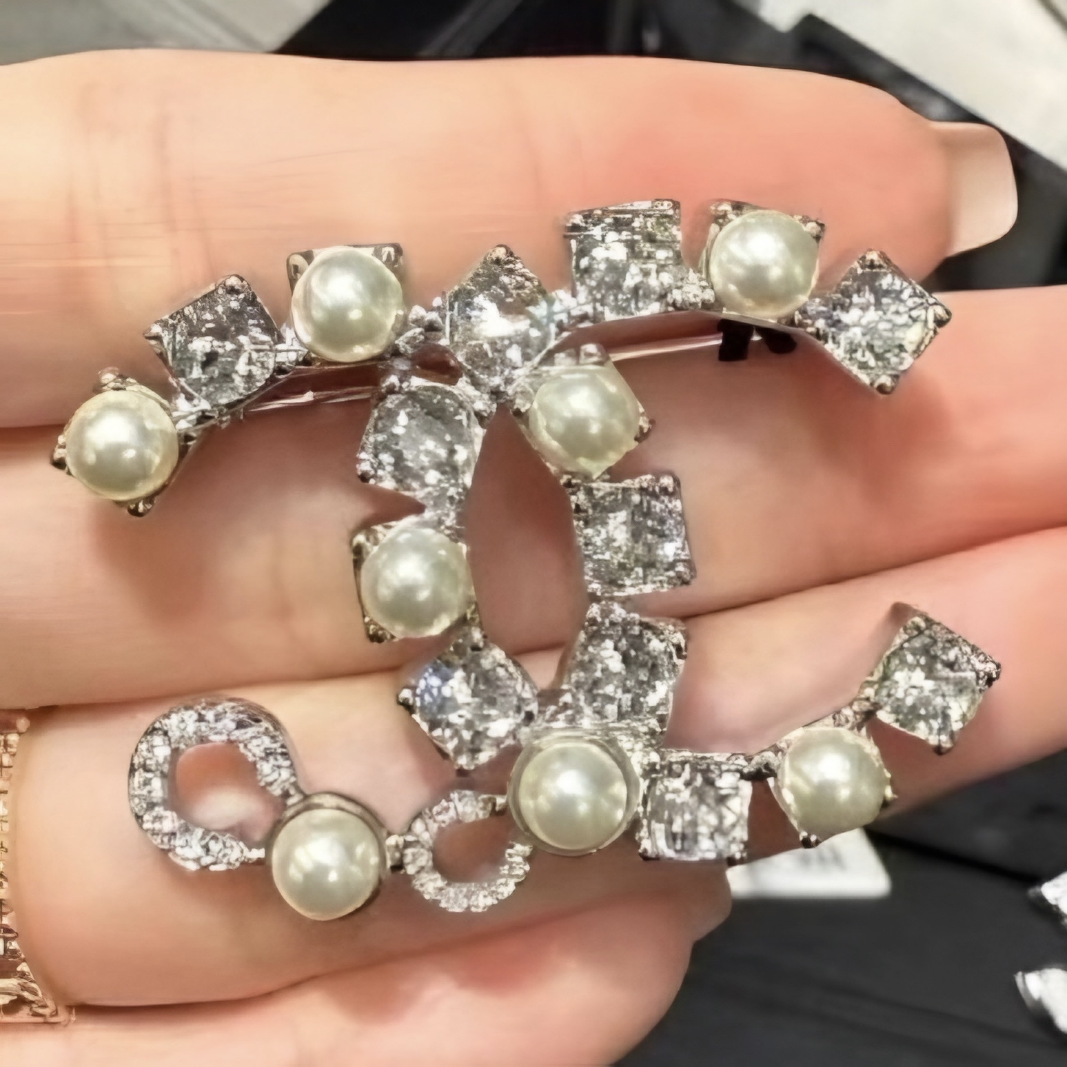 《coco文字が隠されたCCロゴがお洒落♪》25S★CHANEL ブローチ