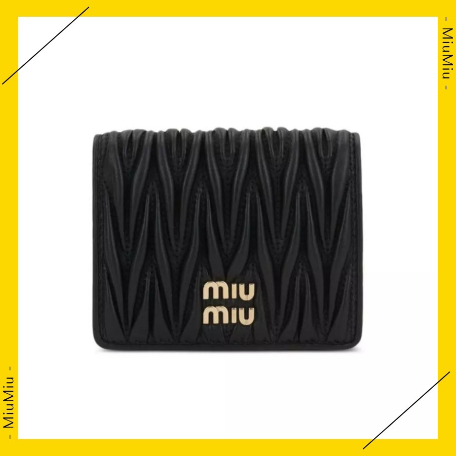 白シャツデニムミニスカートワンピース革シューズ鞄にMIUMIU財布