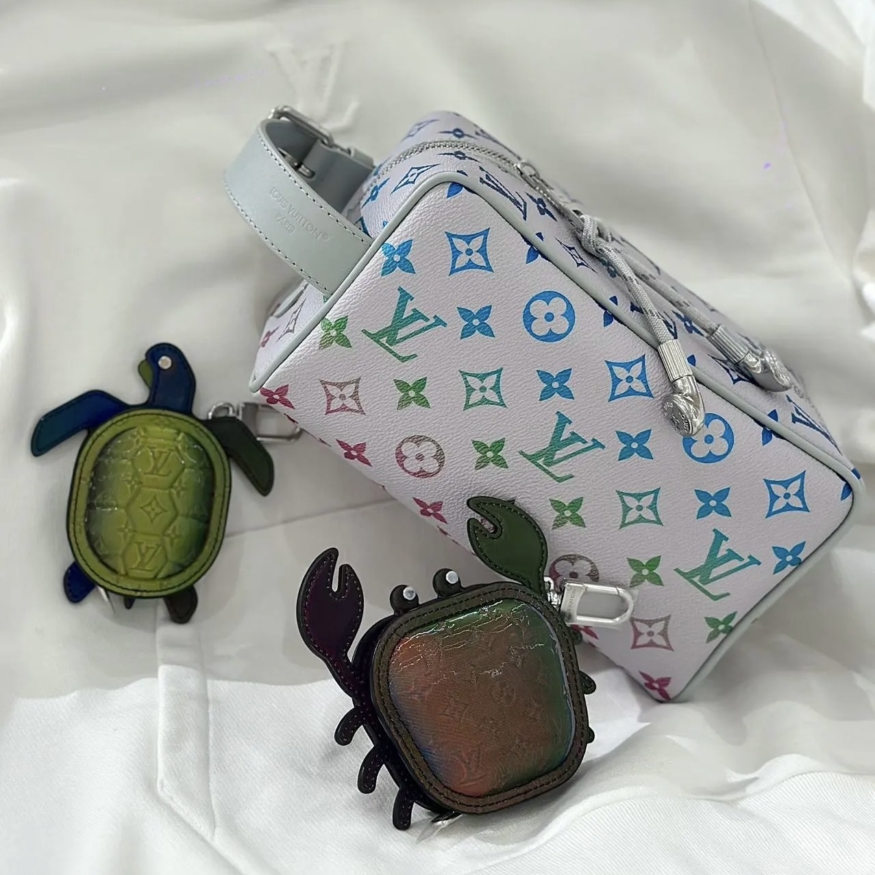 華やかな色彩が目を惹く】Louis Vuitton ドップキット バッグ