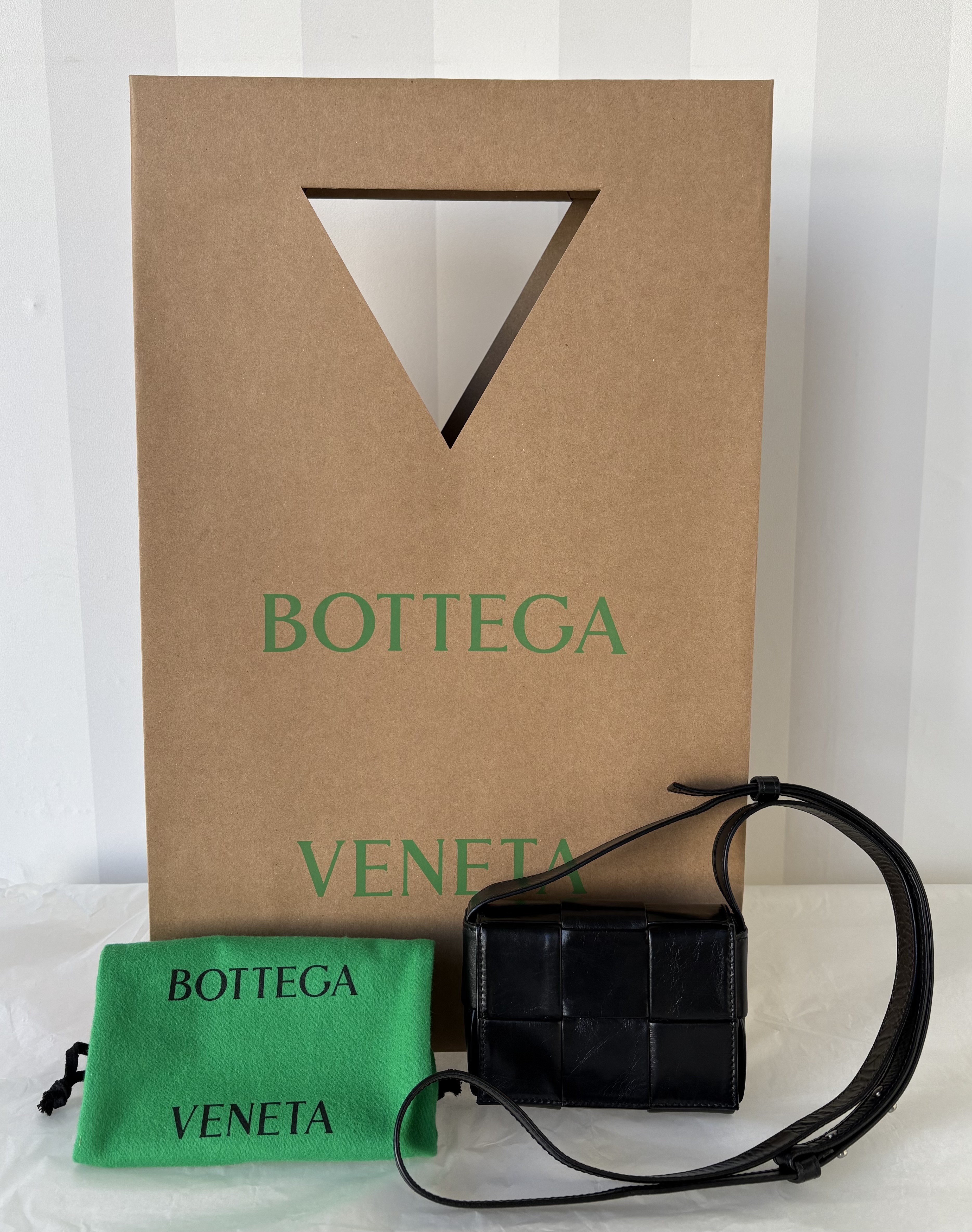 BOTTEGA VENETA ミニショルダーバッグ『カセット』 黒 国内即発