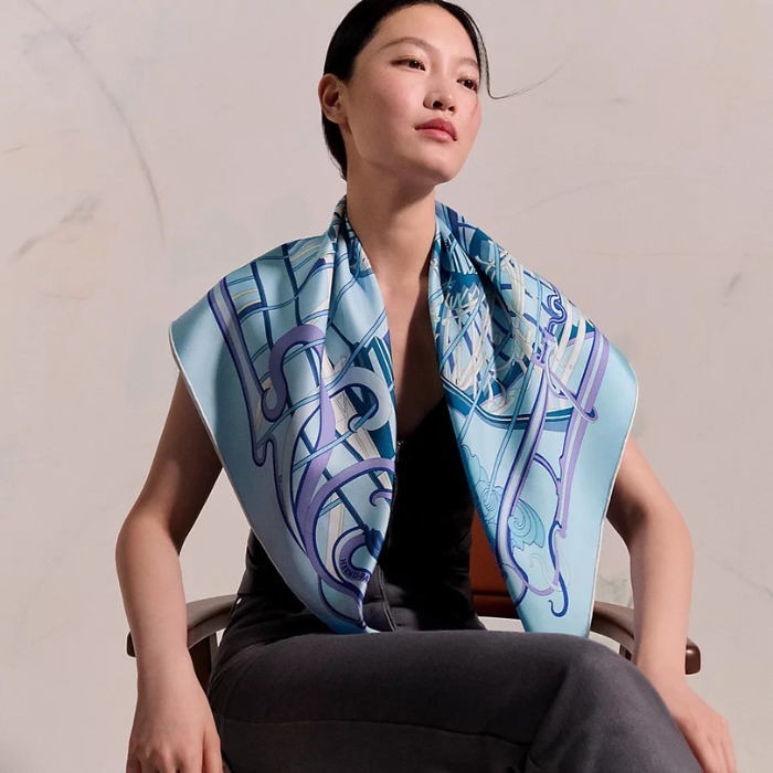 カジュアルにもフォーマルにも【HERMES】カレ 90 《鞭のライン》