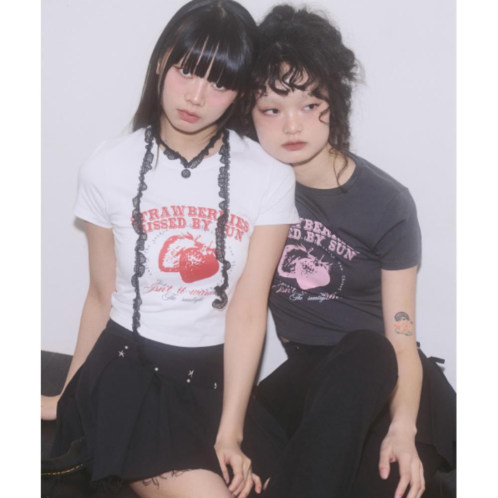 ◇ILLIGO◇ Strawberry Fitted T-Shirt White