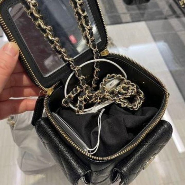 《存在感がワンポイントに》CHANELミニ ヴァニティケース