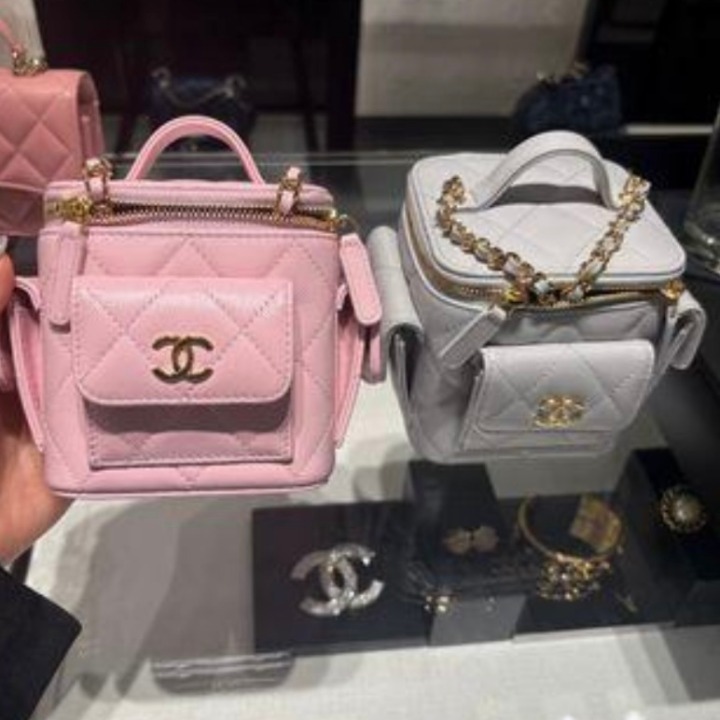 《存在感がワンポイントに》CHANELミニ ヴァニティケース