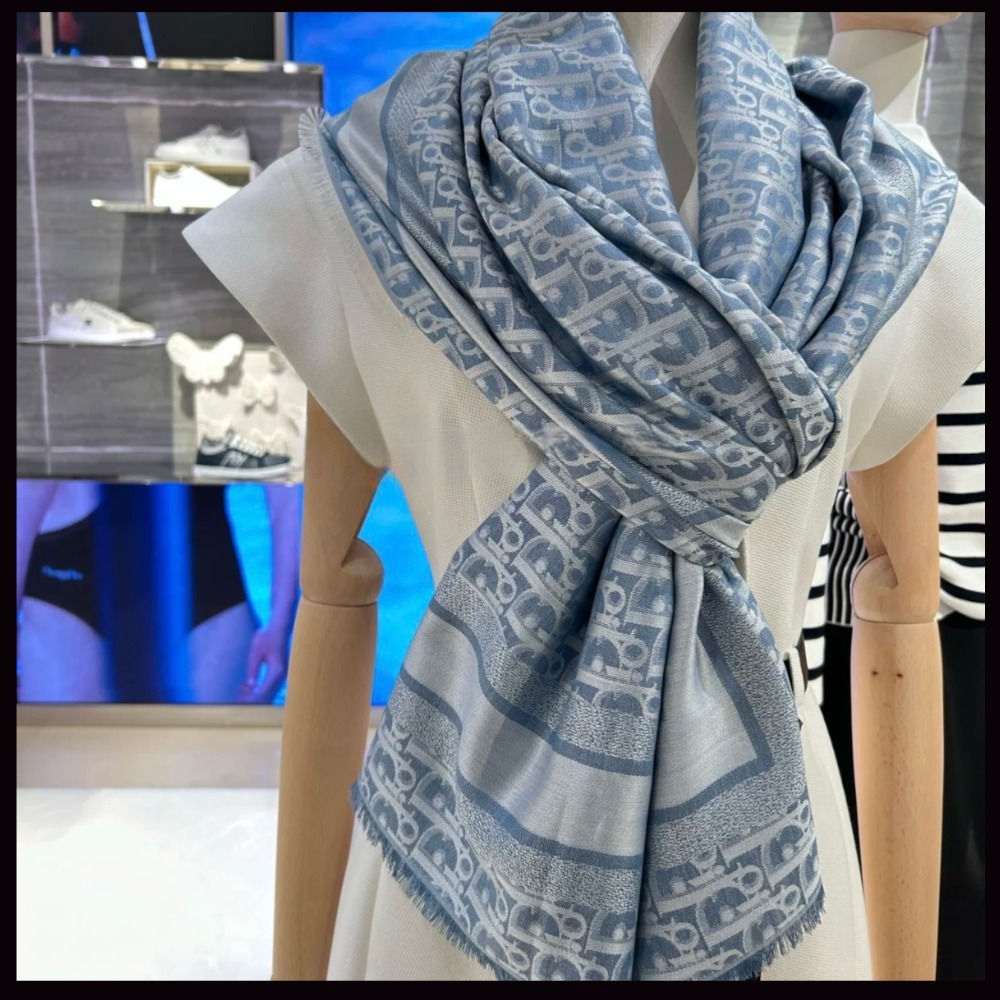 【ロゴがたくさん♪】Dior マフラー