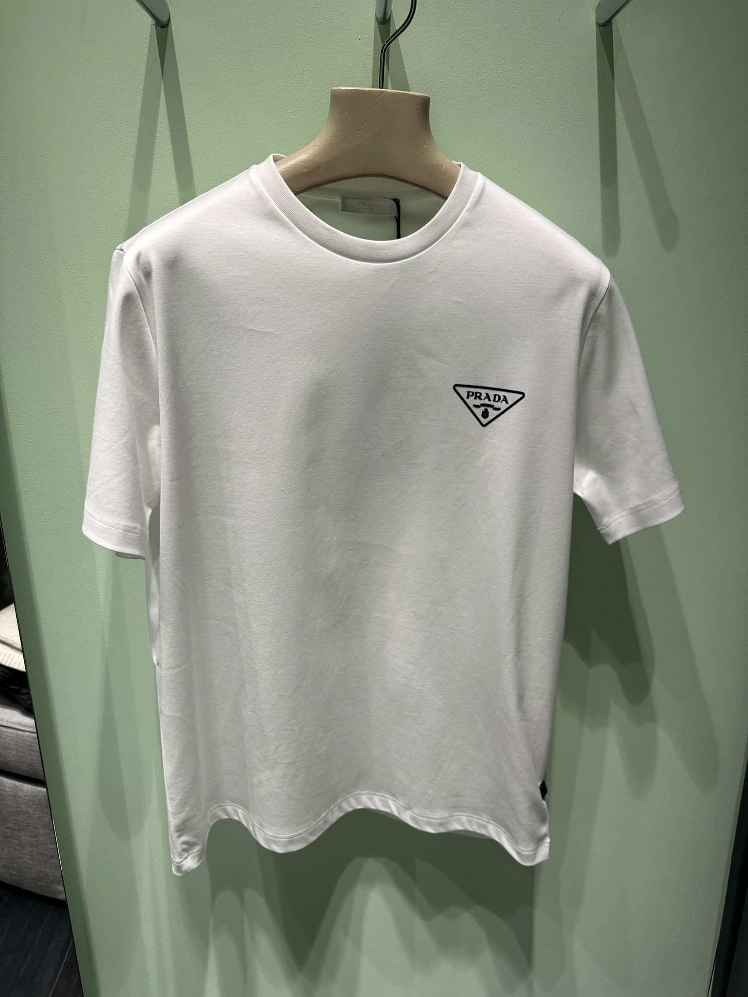 現地セール【PRADA】三角ロゴ コットン Tシャツ メンズ UJN656