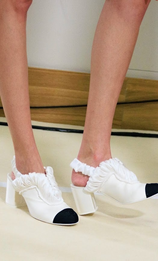 フェミニン♪【 CHANEL 】フリルサンダル♡ 華やかでフェミニンな足元に♪】 CHANEL フリルサンダル (CHANEL