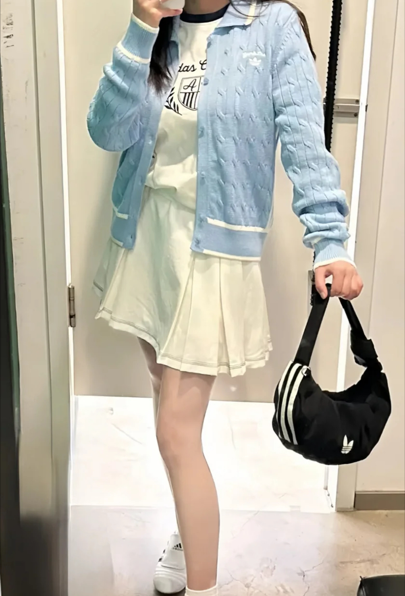 ☆人気☆【adidas】SKY Blue SWEATER 春カラーのカーディガン ☆人気☆【adidas】SKY Blue SWEATER 春カラーのカーディガン