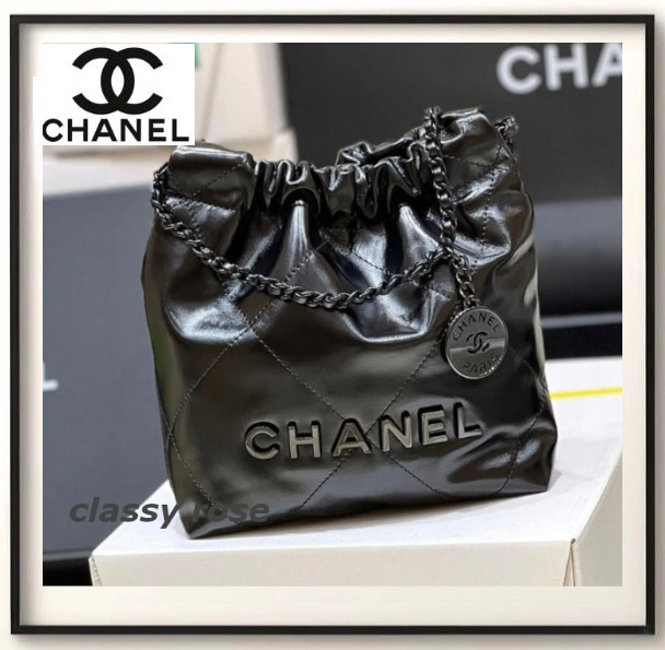 《人気で入手困難なSo Black！》CHANEL 22 ミニハンドバッグ
