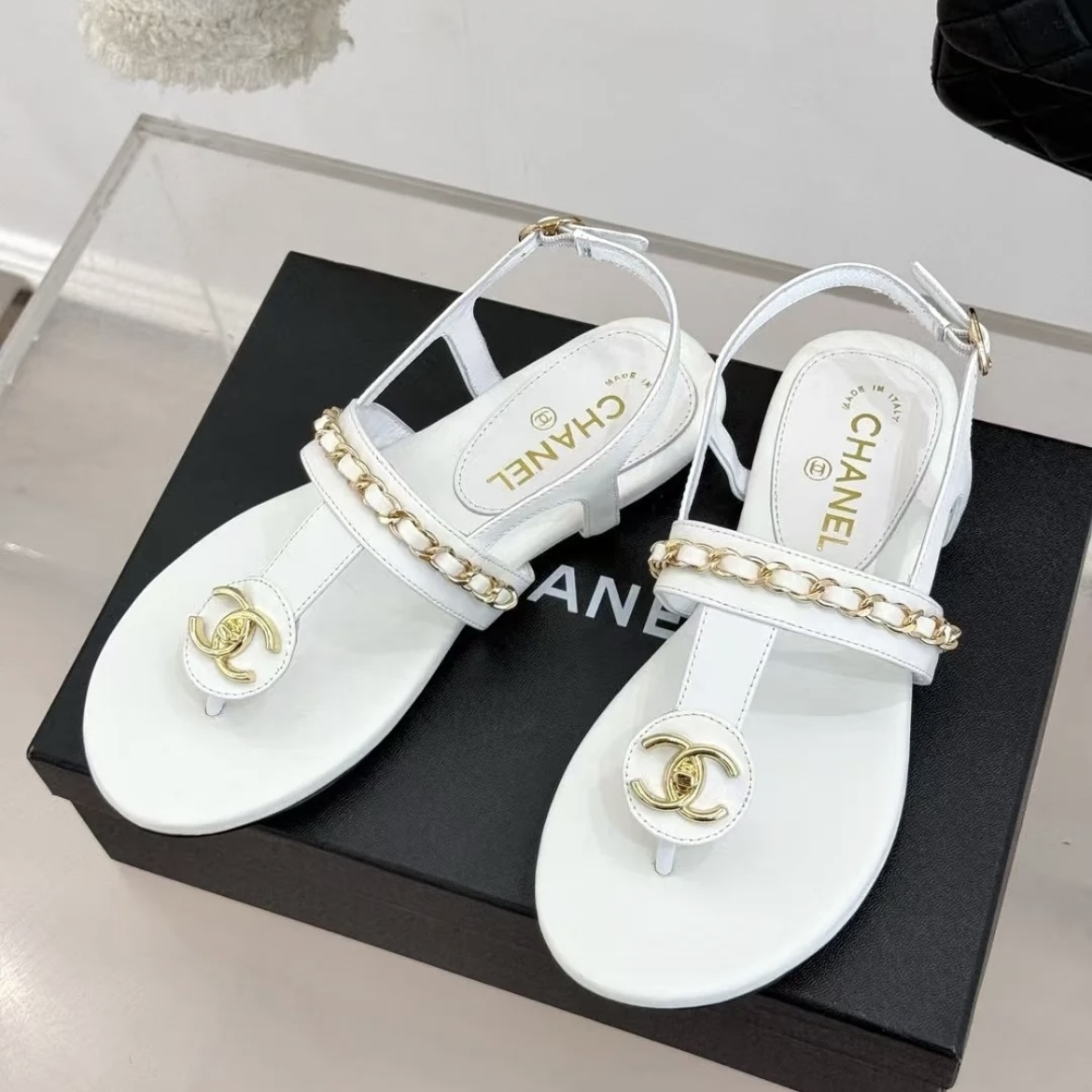 《上品なゴールドロゴとチェーン♪》25S限定★CHANEL サンダル